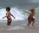 Sean Preston et Jayden James, fils de Britney Spears, s\'amusent sur la plage d\'Ipanema, à Rio de Janeiro au Brésil, le vendredi 11 novembre 2011.