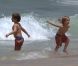 Sean Preston et Jayden James, fils de Britney Spears, s'amusent sur la plage d'Ipanema, à Rio de Janeiro au Brésil, le vendredi 11 novembre 2011.