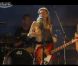 Courtney Love dévoile sa poitrine sur scène avec son groupe Hole à Sao Paolo au Brésil en novembre 2011