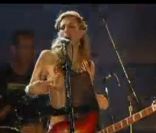 Courtney Love dévoile ses seins lors d'un concert avec son group Hole à Sao Paolo au Brésil en novembre 2011