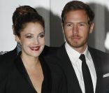Drew Barrymore amoureuse au bras de son Will lors d'un événement à New York, le 15 novembre 2011