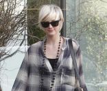 Ashlee Simpson quitte le salon de coiffure Wella à Los Angeles, le mardi 15 novembre 2011.