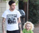 Pete Wentz sort déjeuner avec son fils Bronx au Sweet Butter Café, à Sherman Oaks, le mardi 15 novembre 2011.