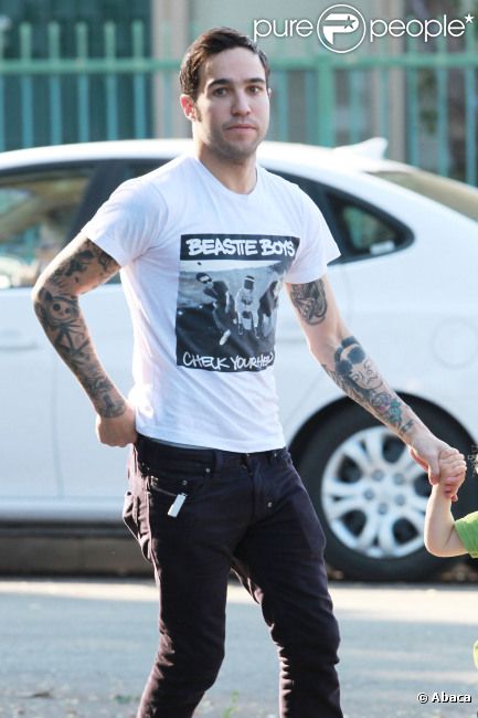 Pete Wentz sort déjeuner au Sweet Butter Café, à Sherman Oaks, le mardi 15 novembre 2011.