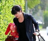 Selma Blair était photographiée à Los Angeles transportant dans un couffin son fils Arthur, trois mois et demi, le lundi 14 novembre 2011.