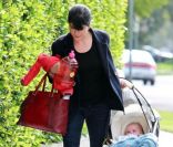 Selma Blair était photographiée à Los Angeles transportant dans un couffin son fils Arthur, trois mois et demi, le lundi 14 novembre 2011.