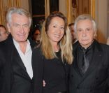 Michel Sardou, accompagné de son producteur Gilbert Coullier et son épouse Nicole, reçoit les clés du Connemara à l'ambassade d'Irlande à Paris, le 15 novembre 2011.