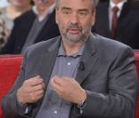 Luc Besson sur le plateau de <em>Vivement dimanche</em>, le mercredi 16 novembre 2011. Emission diffusée le dimanche 20 novembre 2011.