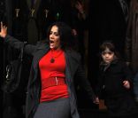 Salma Hayek chute devant son hôtel parisien en compagnie de Valentina et d'Antonio Banderas, le dimanche 20 novembre 2011.