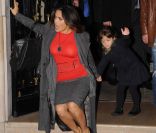 Salma Hayek n'est pas très à l'aise sur ses talons hauts alors qu'elle sort de son hôtel parisien en compagnie de Valentina et d'Antonio Banderas, le dimanche 20 novembre 2011.