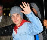 Justin Bieber arrive sur le plateau du  David Letterman Show , le mardi 22 novembre 2011.