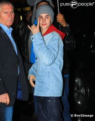 Justin Bieber arrive sur le plateau du  David Letterman Show , le mardi 22 novembre 2011.