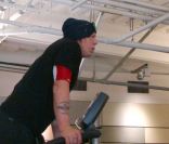 Mickey Rourke le 22 novembre 2011 en plein effort dans une salle de sport de Los Angeles