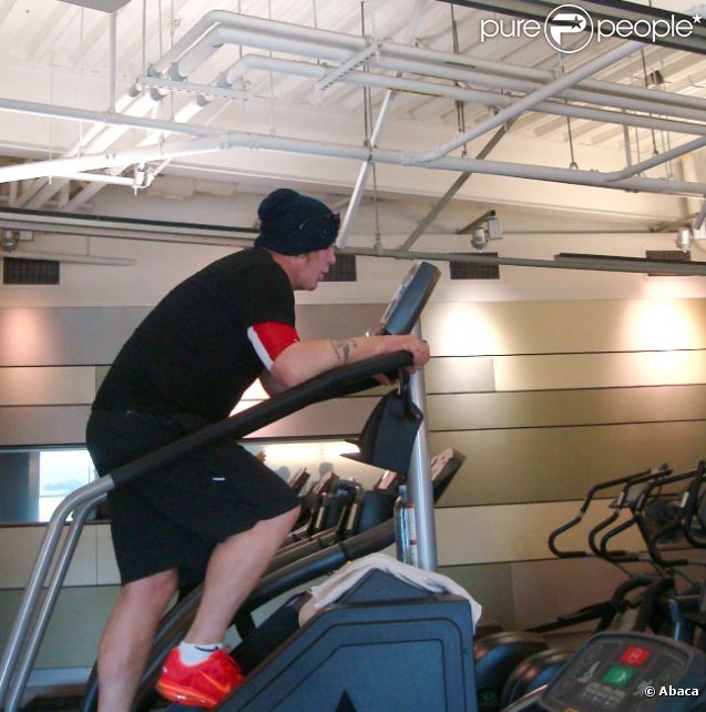 Mickey Rourke le 22 novembre 2011 en plein effort dans une salle de sport de Los Angeles