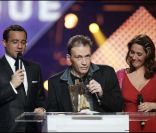 Daniel Darc reçoit une Victoire de la musique, à Paris, le 5 mars 2005. 