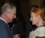 Le prince Charles le 23 novembre 2011 à Apsley House à Londres où il reçoit le Prix Montblanc du patronage des arts et de la culture en compagnie de Vivienne Westwood 