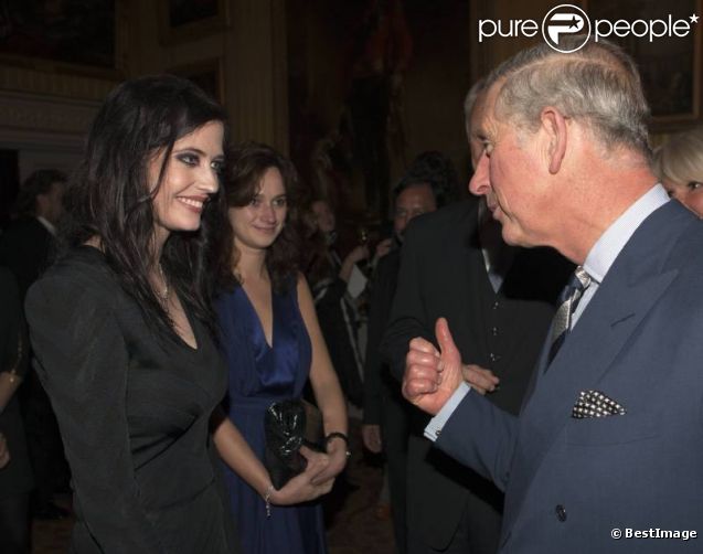 Le prince Charles le 23 novembre 2011 à Apsley House à Londres où il reçoit le Prix Montblanc du patronage des arts et de la culture en compagnie d'Eva Green  