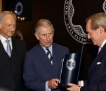Lutz Bethge, SAR le Prince de Galles et Lord Douro lors du Prix Montblanc du patronage des arts et de la culture décerné au Prince Charles le 23 novembre 2012 à Londres