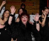 Régine : la reine de la nuit se mue en reine... d'Angleterre