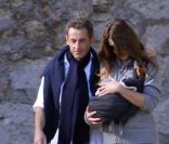 Nicolas et Carla Sarkozy et leur petite Giulia à La Lanterne près de Versailles, le 31 octobre 2011.
