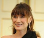 Carla Bruni met K.O. Valérie Trierweiler dans le match des premières dames