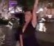 Carine dans la fontaine dans les Anges de la télé-réalité 3, vendredi 25 novembre 2011, sur NRJ 12