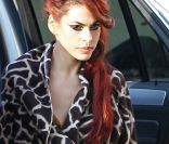 Eva Mendes en tournage à Paris, au cimetière du Père Lachaise. Novembre 2011