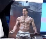Julien alias le mois de novembre dans le calendrier des Dieux du Stade sur le plateau des Enfants de la télé sur TF1 le samedi 26 novembre 2011 - émission enregistrée le 7 novembre 2011