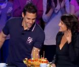 Florence Foresti reçoit un gâteau et le calendrier des Dieux du Stade sur le plateau des Enfants de la télé sur TF1 le samedi 26 novembre 2011 - émission enregistrée le 7 novembre 2011