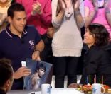 Florence Foresti reçoit le calendrier des Dieux du stade des mains de Julien alias le mois de novembre sur le plateau des Enfants de la télé sur TF1 le samedi 26 novembre 2011 - émission enregistrée le 7 novembre 2011