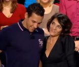 Florence Foresti prend la pose aux côtés de Julien, l'un des Dieux du Stade sur le plateau des Enfants de la télé sur TF1 le samedi 26 novembre 2011 - émission enregistrée le 7 novembre 2011