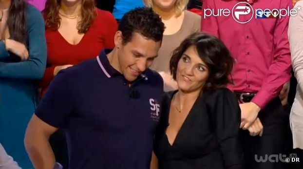 Florence Foresti prend la pose aux côtés de Julien, l'un des Dieux du Stade sur le plateau des Enfants de la télé sur TF1 le samedi 26 novembre 2011 - émission enregistrée le 7 novembre 2011
