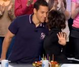 Florence Foresti embrasse Julien qui prend la pose au mois de novembre sur le calendrier des Dieux du Stade sur le plateau des Enfants de la télé sur TF1 le samedi 26 novembre 2011 - émission enregistrée le 7 novembre 2011