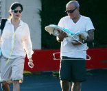 Selma Blair accompagnée des deux hommes de sa vie au tennis club de Los Angeles. Le 27 novembre 2011.<br />