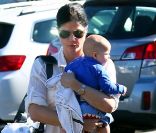 Selma Blair et son trésor Arthur sont allés voir un match de tennis au club de Los Angeles. Ils sont allés encourager Jason Bleick, le 27 novembre 2011.<br />