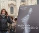 Elisabetta Canalis dans les rues de Milan pose avec sa photo en noir et blanc pour PeTA. Le 28 novembre 2011