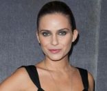 Clara Morgane, sublime, lors des Trophées de la nuit au Lido à Paris le 28 novembre 2011