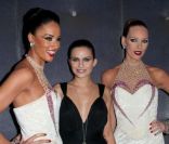 Clara Morgane, au milieu de deux charmantes danseuses du Lido, lors des Trophées de la nuit au Lido à Paris le 28 novembre 2011
