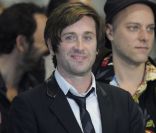Thomas Dutronc chante durant le match Stade Français / Clermont Ferrand, à Saint-Denis le 5 novembre 2011