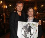 Thomas Dutronc reçoit un disque de platine pour son deuxième album <em>Silence, On tourne, on tourne en rond</em>, des mains d\'Olivier Nusse patron du label Mercury, aux Folies Bergères à Paris le 15 novembre 2011