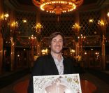 Thomas Dutronc et son disque de platine pour son deuxième album <em>Silence, On tourne, on tourne en rond</em>, aux Folies Bergères à Paris le 15 novembre 2011
