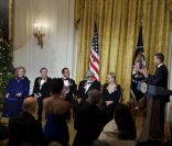 lors de la remise des honneurs du Kennedy Center à Washington le 3 décembre 2011 : Barack Obama félicité tous les lauréats 