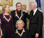 Hillary et Bill Clinton entourant les lauréats dont Meryl Streep lors de la remise des honneurs du Kennedy Center à Washington le 3 décembre 2011
