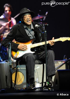 Le guitariste de Blues Hubert Sumlin en concert en février 2011 à Chapel Hill en Caroline du Nord 