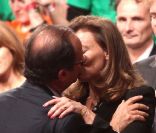 François Hollande, officiellement investi candidat de la gauche à la  présidentielle, embrasse sa compagne Valérie Trierweiler avec son  discours, à Paris, le 22 octobre 2011.