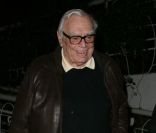 Ernest Borgnine dîne en compagnie de son beau-fils le 5 décembre 2011 au restaurant Madeos à Los Angeles
