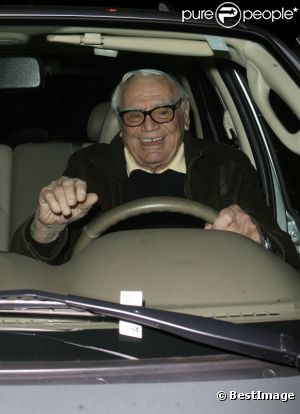 Ernest Borgnine dîne en compagnie de son beau-fils le 5 décembre 2011 au restaurant Madeos à Los Angeles