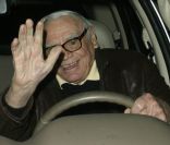 Ernest Borgnine dîne en compagnie de son beau-fils le 5 décembre 2011 au restaurant Madeos à Los Angeles