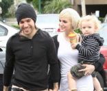 Ashlee Simpson et Pete Wentz en compagnie de leur fils  Bronx se promènent à Los Angeles en octobre 2010 