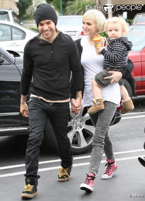 Ashlee Simpson et Pete Wentz en compagnie de leur fils  Bronx se promènent à Los Angeles en octobre 2010 